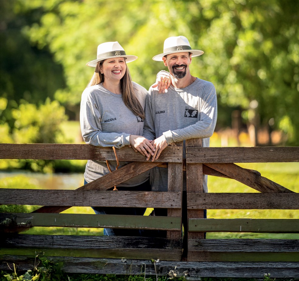 Nicole e Acilino Lorenzoni Filho, de Assis Chateaubriand (PR): hoje, a produção de tilápias responde por 80% da renda da família — Foto: Ricardo Benichio