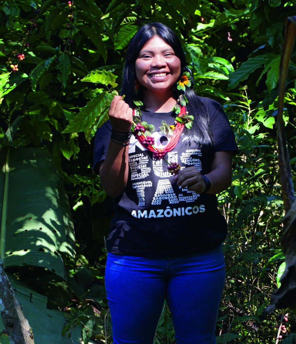 Celeste Suruí e o povo indígena da terra Sete de Setembro têm adotado o sistema agroflorestal para ter lotes de grãos de especialidade — Foto: Thiago de Jesus
