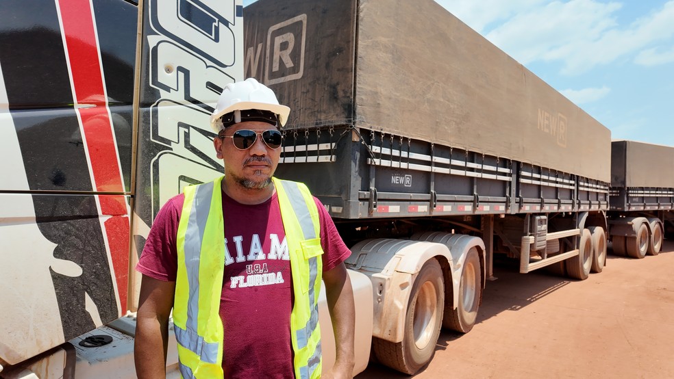 Francisco Darlisson Souza dos Santos leva mais de uma hora para percorrer o trecho entre a rodovia federal e o terminal — Foto: Raphael Salomão/Globo Rural