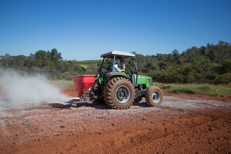 Demanda do Brasil por fertilizantes deve cair 7,6% em 2026, diz consultoria