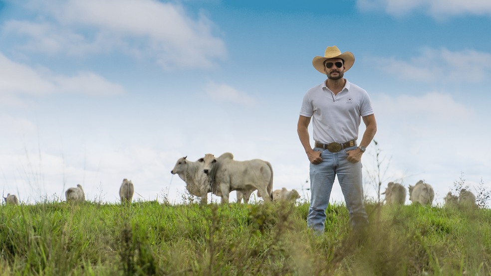 Na fazenda Beira Rio, em Sinop (MT), Ricardo Martins, prepara por ano cerca de 3.500 animais para o abate — Foto: Thiago de Jesus