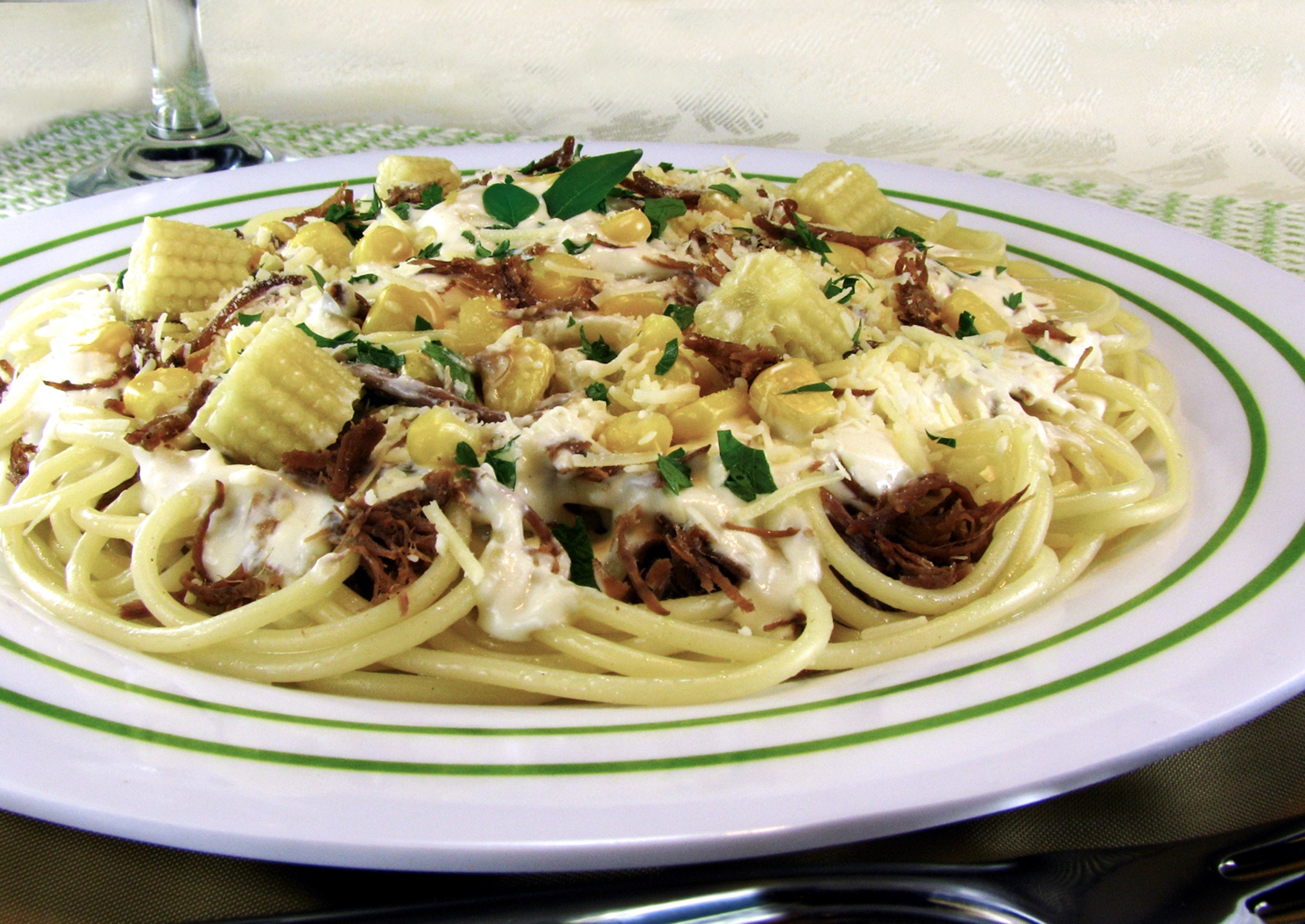 Sabor nordestino: como fazer espaguete ao creme de milho com carne