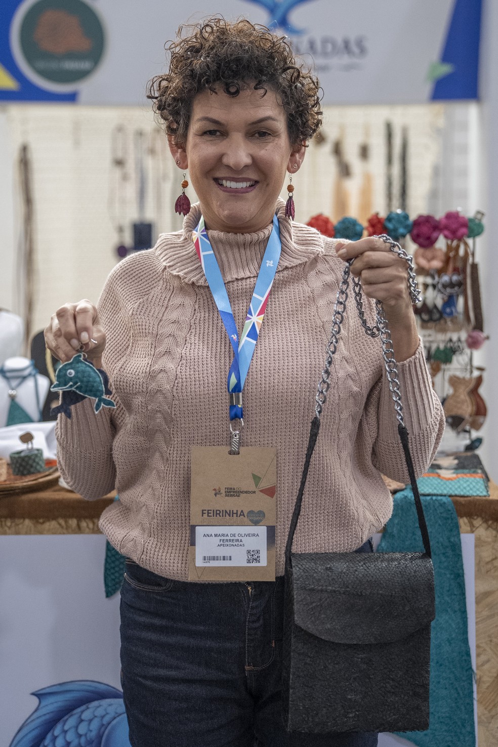  Ana Maria de Almeida exibe produtos fabricados com couro de peixe de Pontal do Paraná — Foto: Sebrae PR/Divulgação
