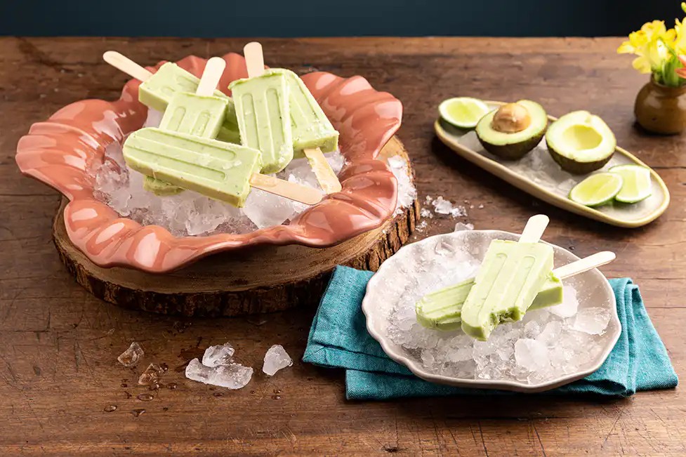 Leve e refrescante: aprenda a fazer picolé de abacate com limão