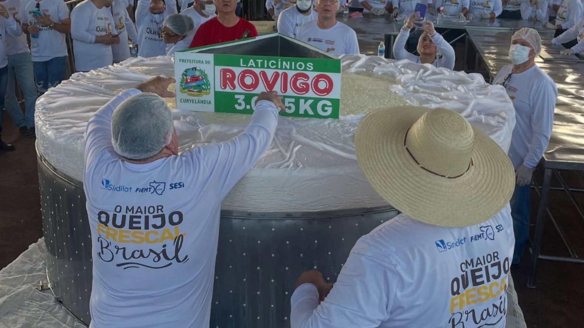Com três toneladas, cidade de MT produz maior queijo frescal do Brasil