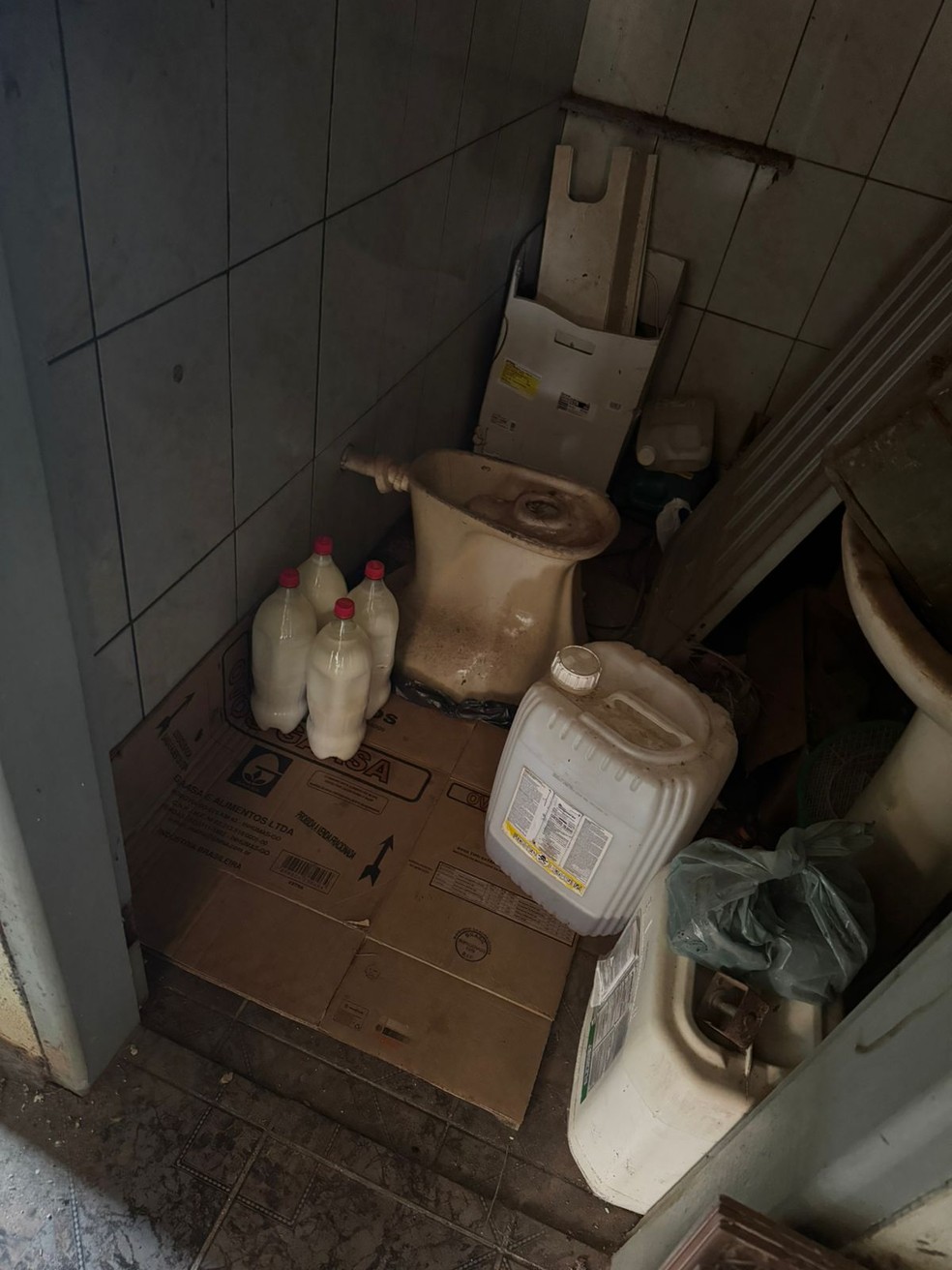 É proibido deixar gordura de origem animal em envases ou garrafas PET que não estejam de acordo com a vigilância sanitária — Foto: Divulgação/Agrodefesa