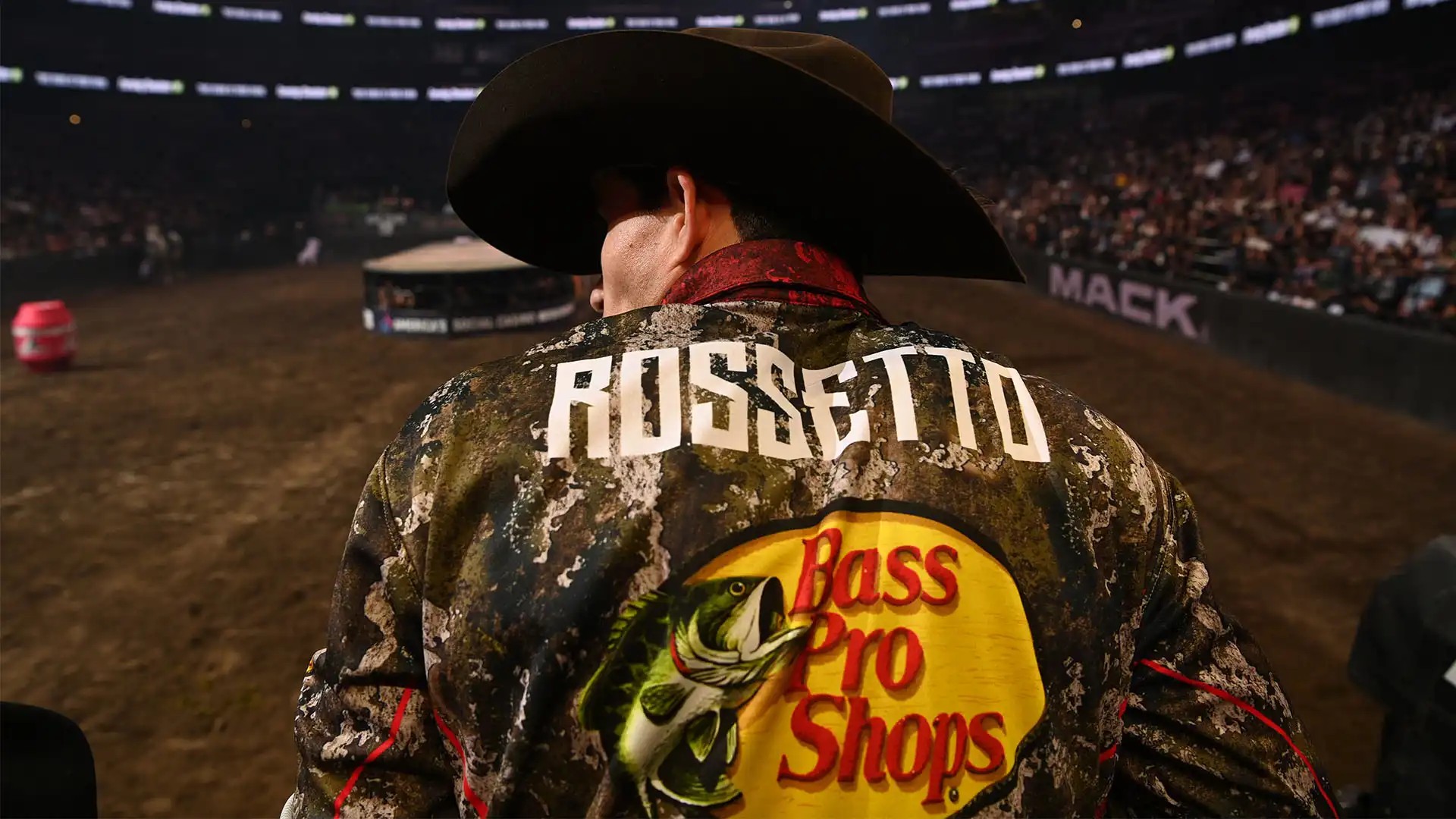 Peão brasileiro ambidestro iguala recorde de tricampeão da PBR