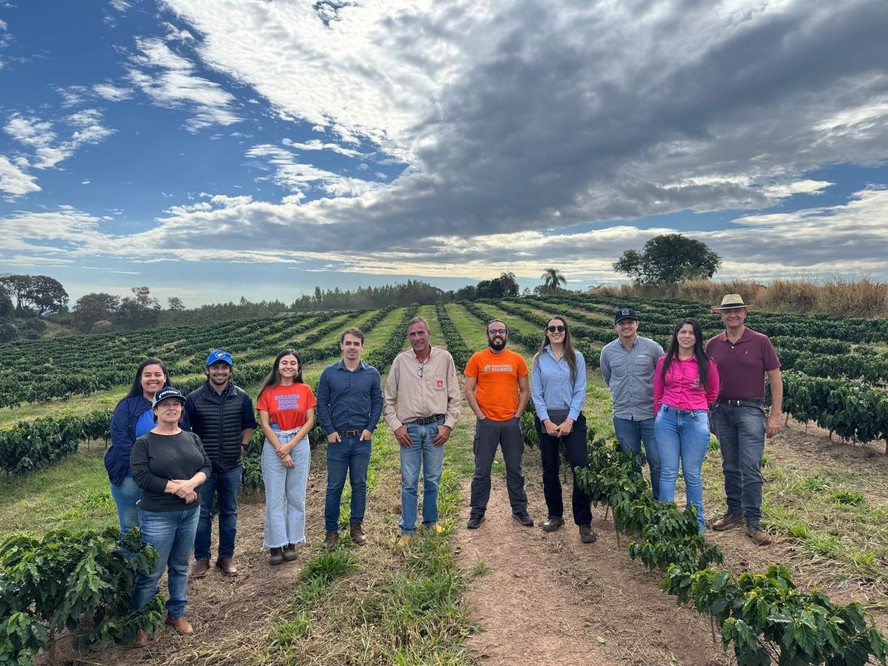 Coordenador de certificação agrícola do Imaflora, Ben Hur Rosa (de camisa azul marinho), e equipe da Fazenda Nova Cintra