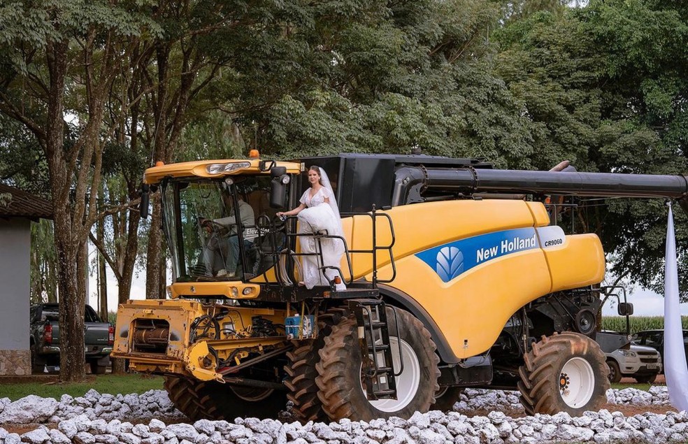 O casal usou máquinas da própria fazenda para realizar a entrada — Foto: @biancaemanuelam/ @studiojonathansouza