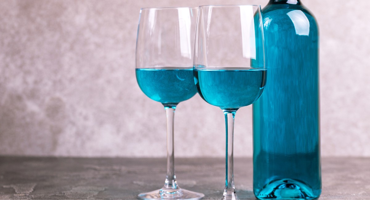 Conhece o vinho azul? Entenda a polêmica sobre a bebida