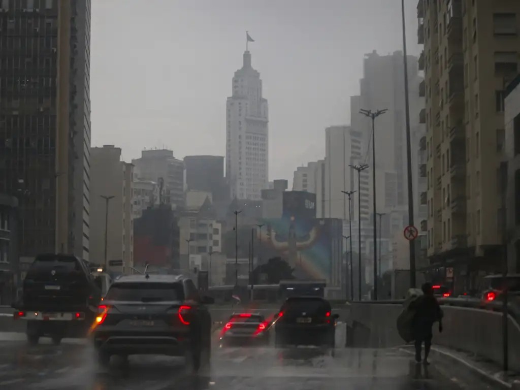 Ciclone extratropical se aproxima e país tem alerta vermelho para chuvas; veja onde