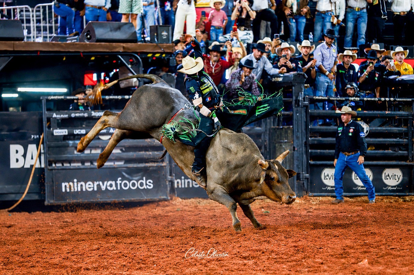 Campeão mundial da PBR lidera Barreros International Rodeo