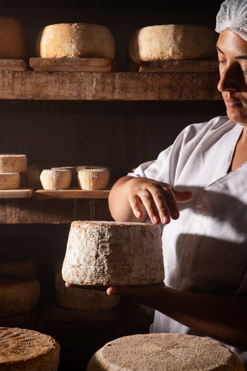 Queijos são fabricados a partir do leite cru, sem pasteurização — Foto: Leonardo Nogueira/Divulgação