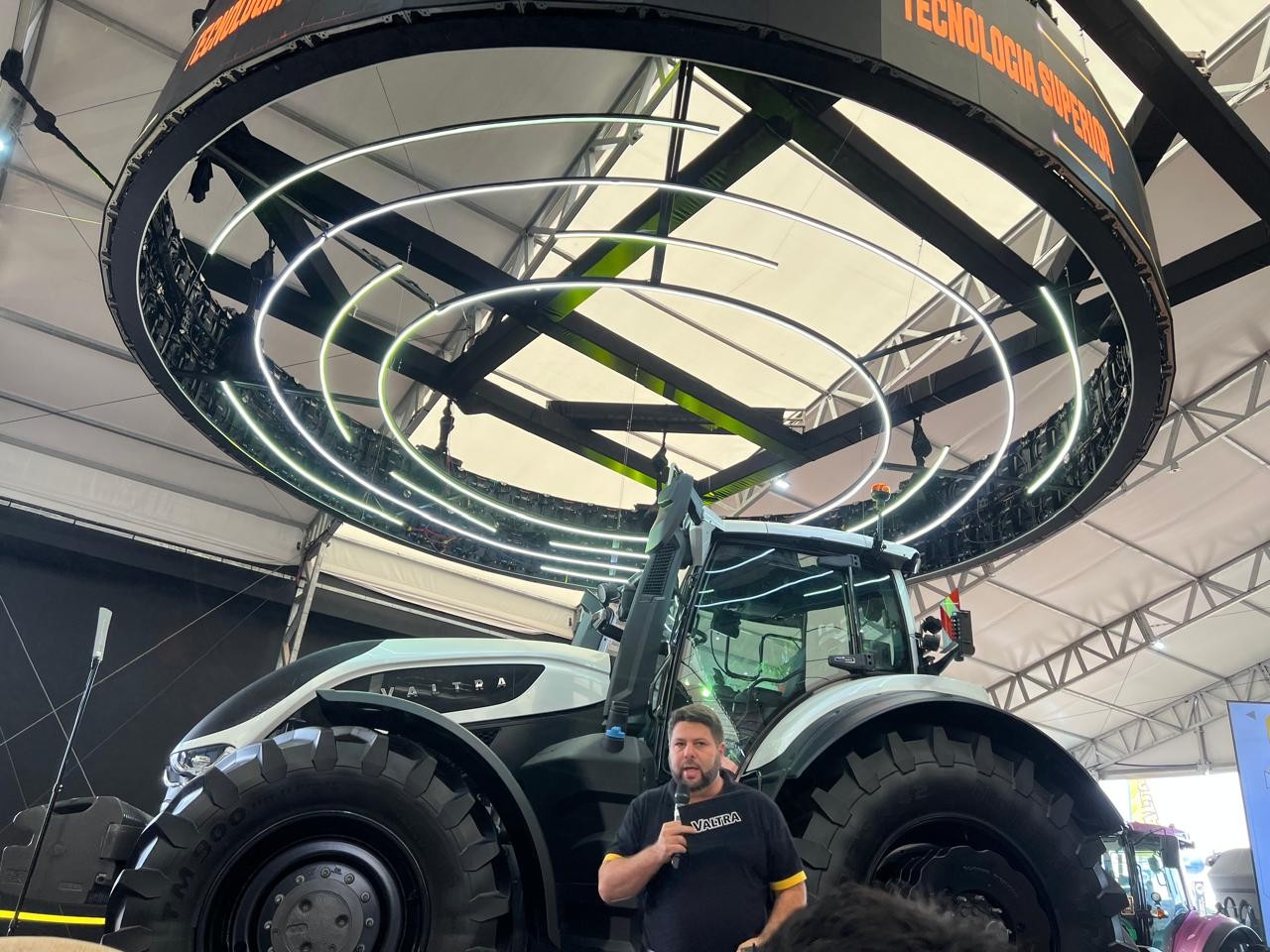 Com trator importado, Valtra ultrapassa a barreira de 400 cv de potência