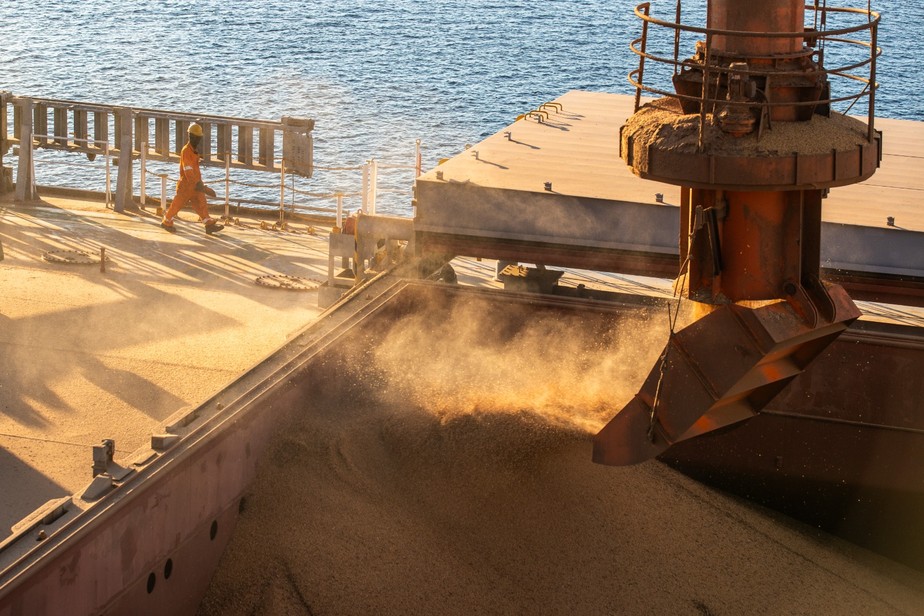 No Porto de Paranaguá, descarga e carregamento simultâneos de até 30 mil toneladas podem levar até 1h