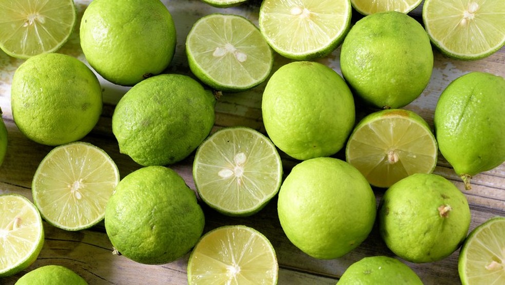 A ingestão da fruta contribui para a saúde da pele — Foto: Getty Images