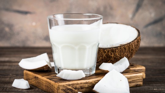 Aprenda a fazer leite de coco em casa
