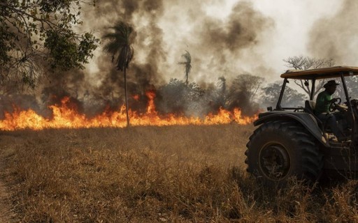 Brasil envia equipe de bombeiros para combater incêndios na Bolívia