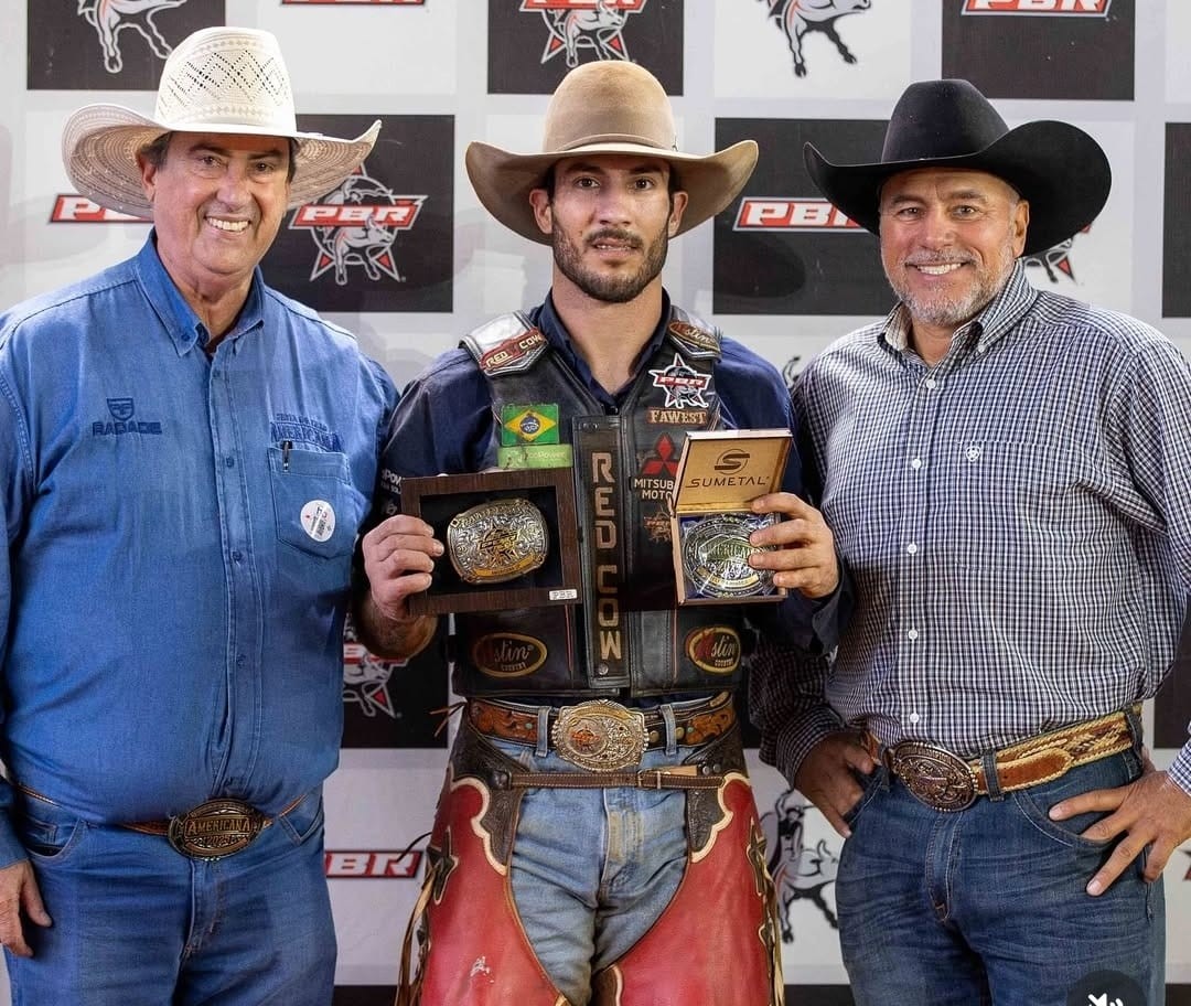 Paranaense domina quatro touros e vence etapa da PBR em Americana