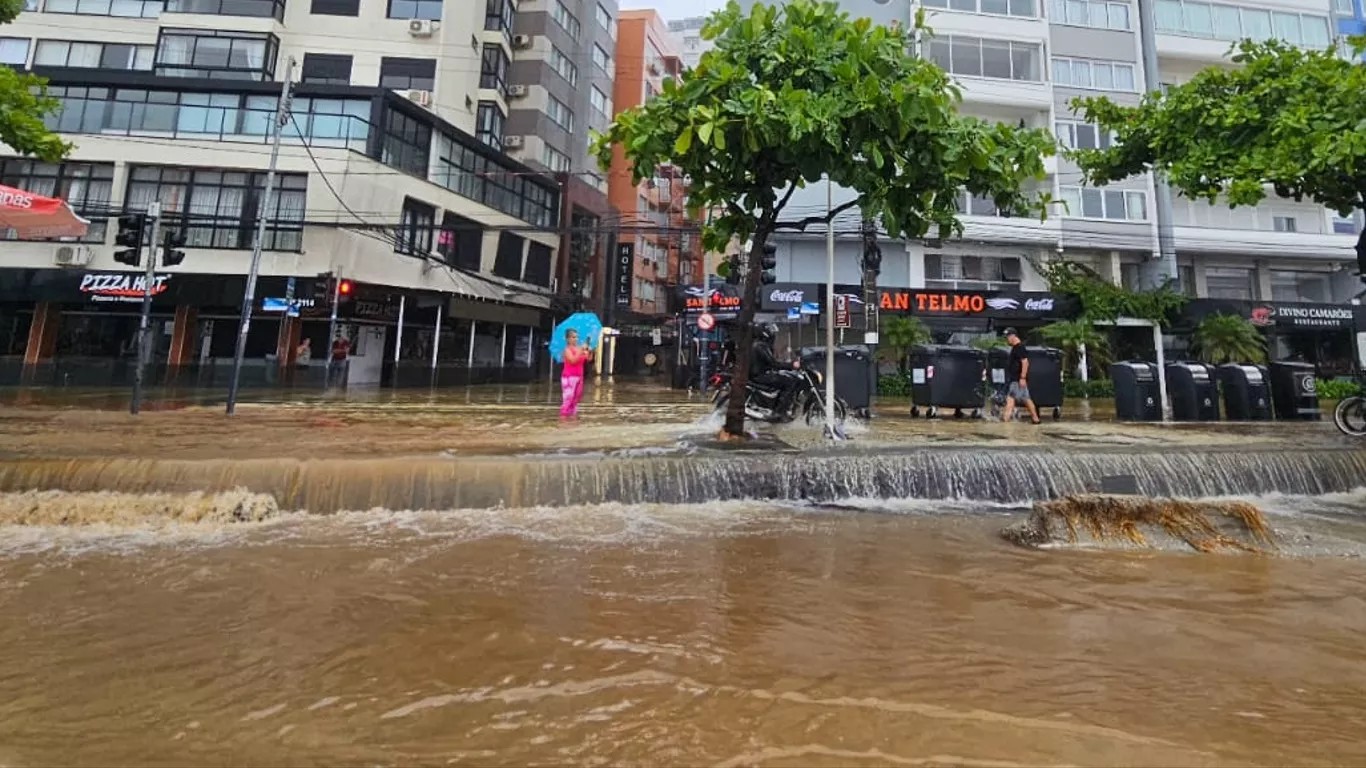 Chuvas no Brasil: Santa Catarina tem alerta ativo para 'grande perigo'