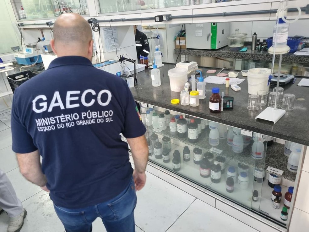 Indústria adicionava soda cáustica e outros produtos nocivos à saúde no leite — Foto: MPRS/Divulgação