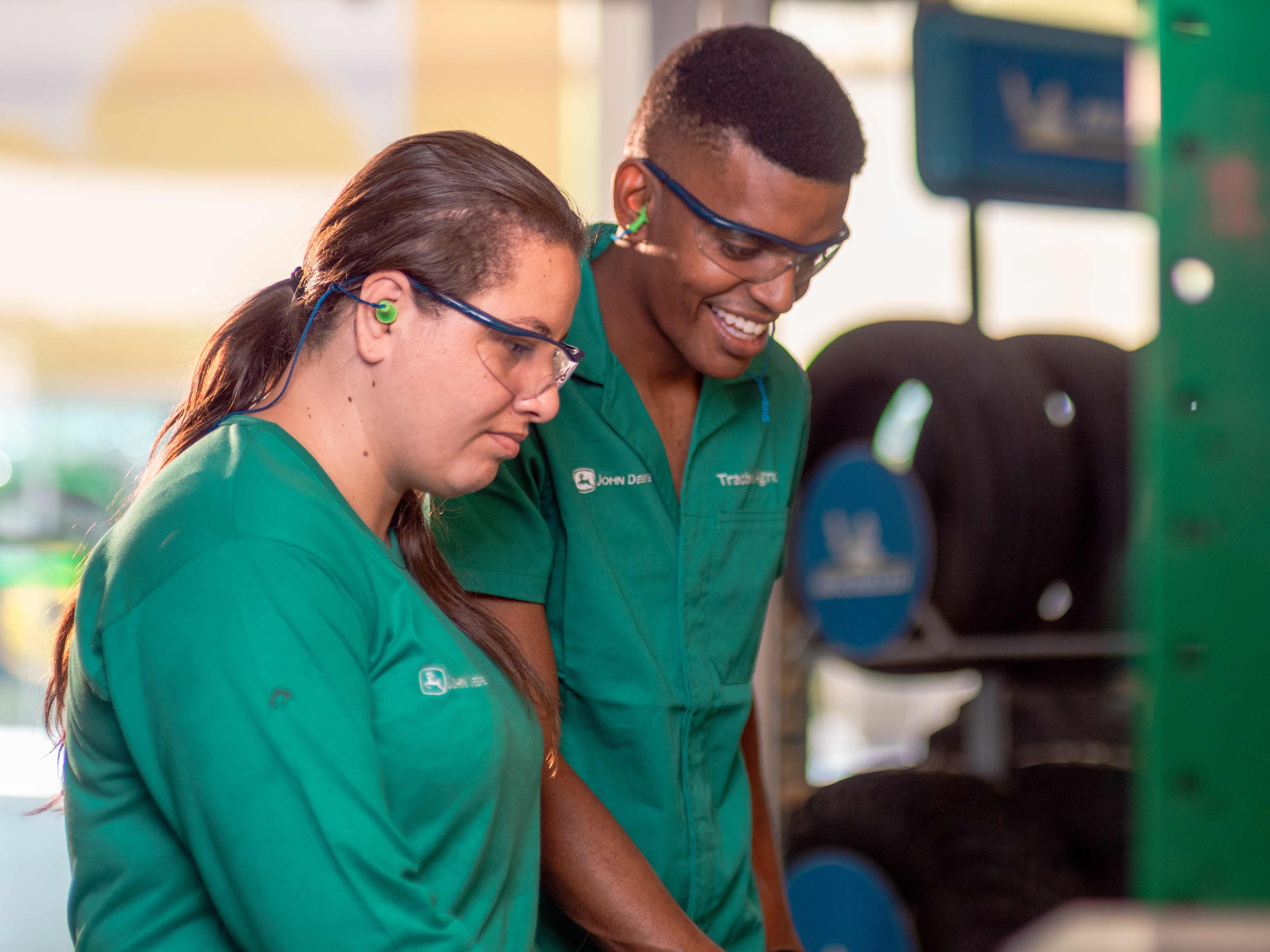 Tracbel vai capacitar mulheres a operar colhedoras de cana