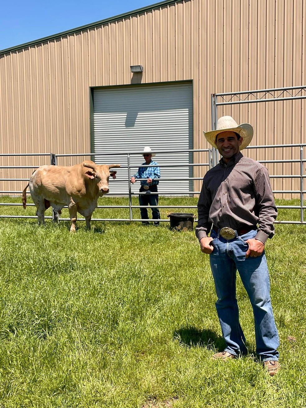 João Ricardo Vieira, duas vezes vice-campeão mundial da PBR, perto de Man Hater, na fazenda onde o animal vivia — Foto: Arquivo Pessoal