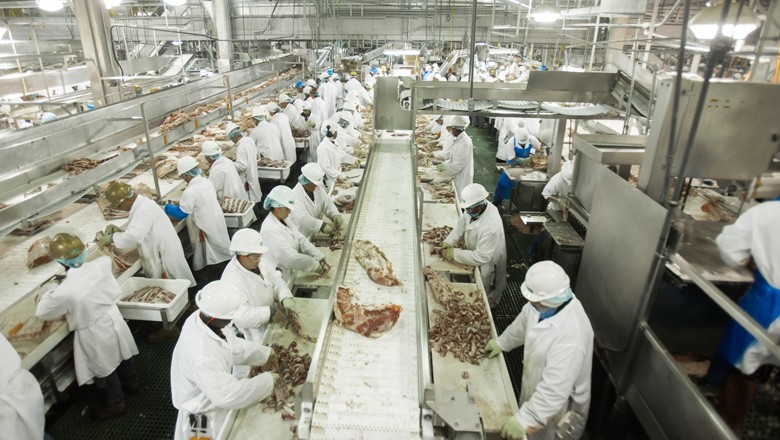 Lucro da JBS cresceu 15% e chegou a US$ 2 bilhões em 2025