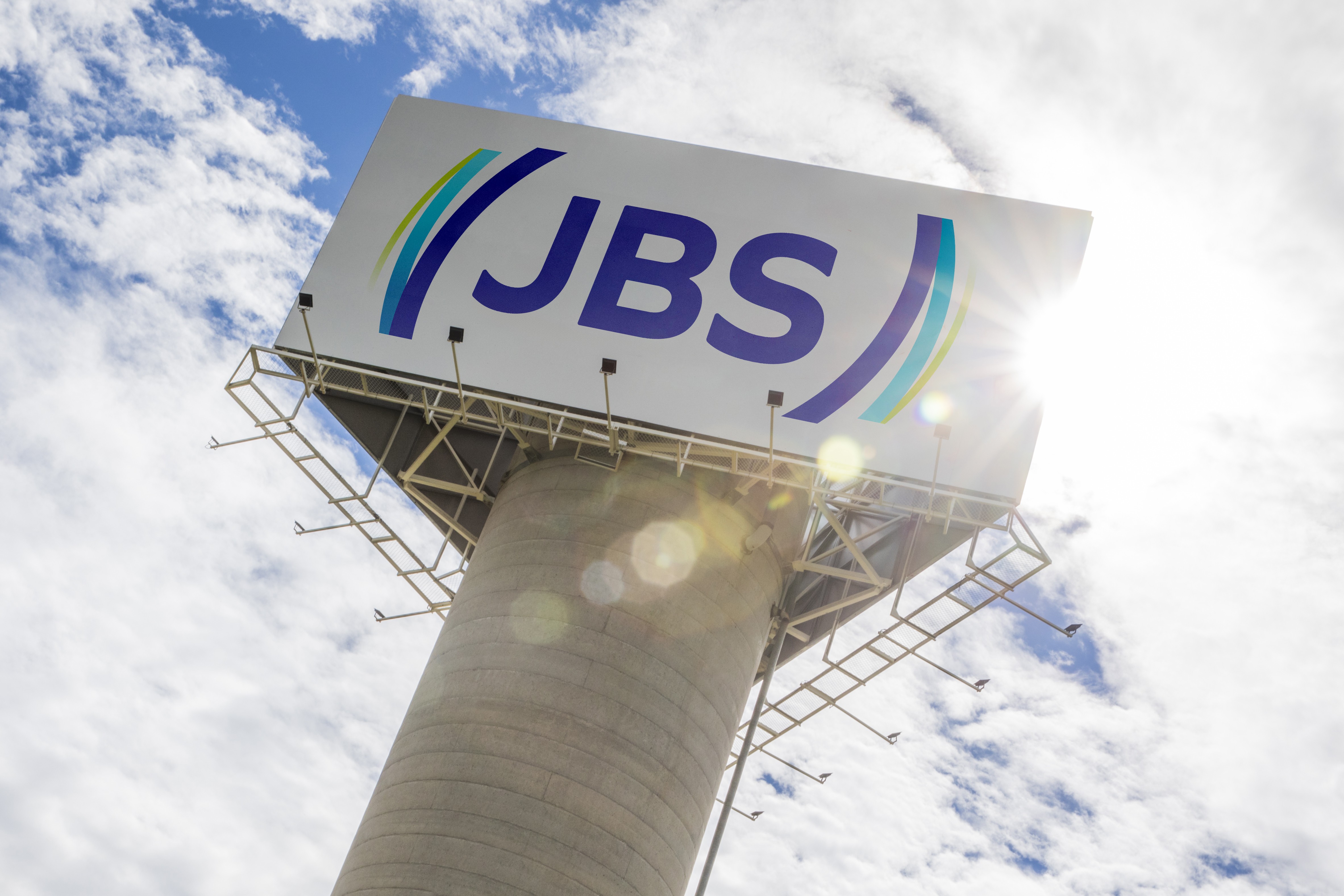 UE mantém recall de carnes da JBS após detectar hormônio proibido em cargas