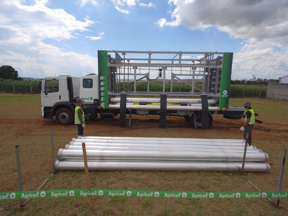 Mecanizarção da distribuição de tubos para irrigação — Foto: Agricef