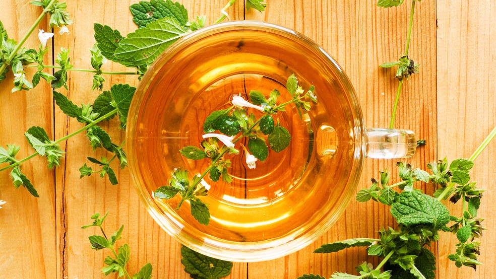 O chá de erva-cidreira pode ser tomado à noite  — Foto: Canva/ Creative Commoms