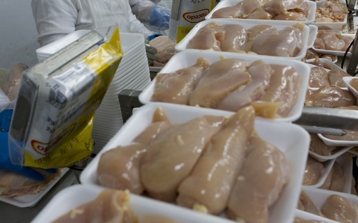 Coreia do Sul aumenta a lista e suspende importações de carne de frango do Brasil