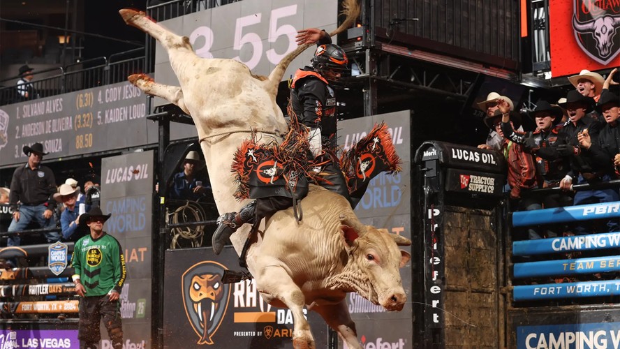 Man Hater enfrentando o campeão mundial da PBR Cassio Dias Barbosa. Considerado o melhor touro de rodeio do mundo, ele foi sacrificado depois de sofrer uma lesão