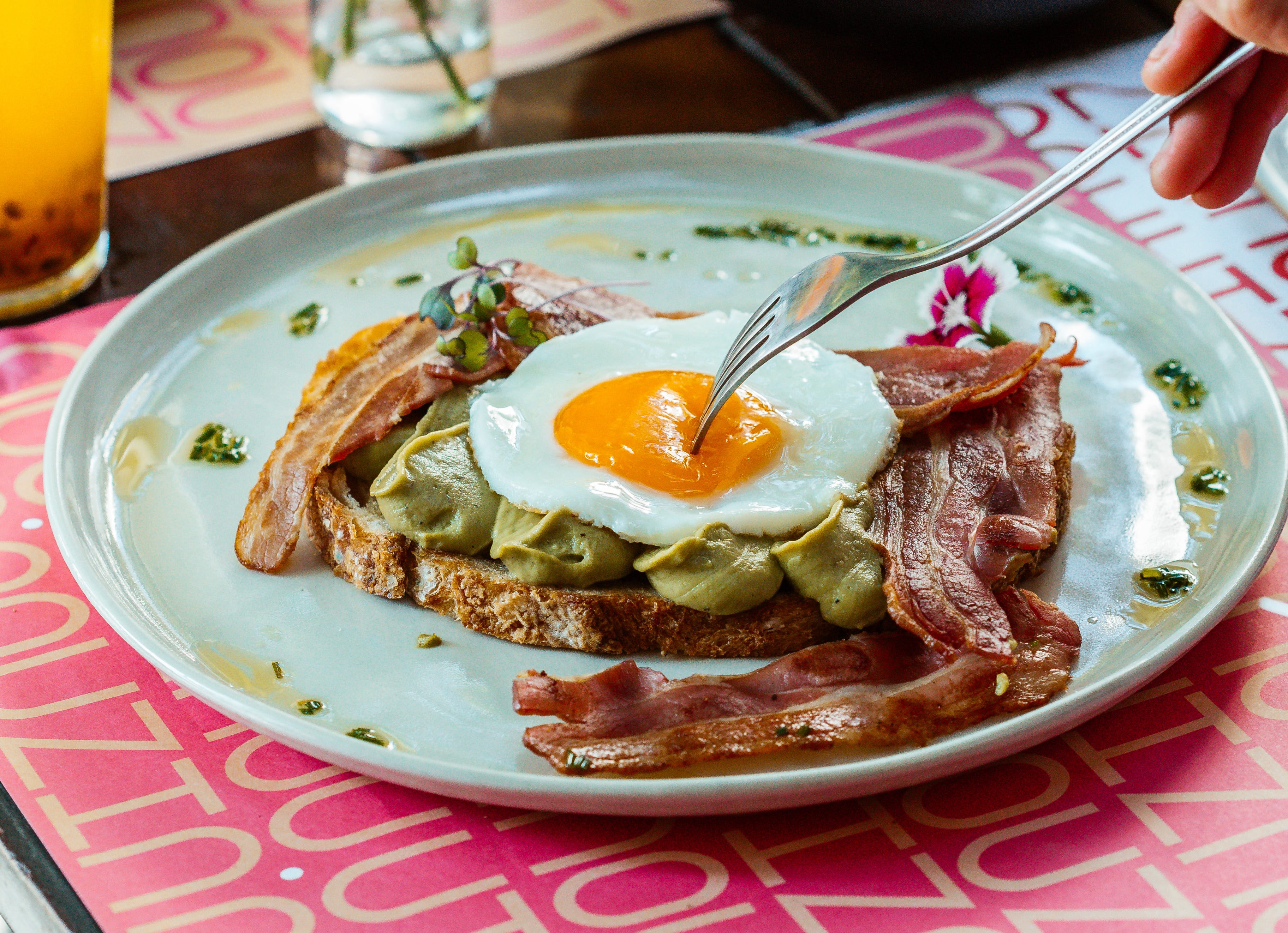 Crocante e delicioso: aprenda a fazer toast de bacon
