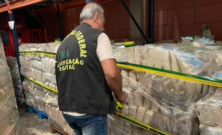 Fiscais apreendem mais de 2 mil pacotes de arroz fraudado no interior de SP