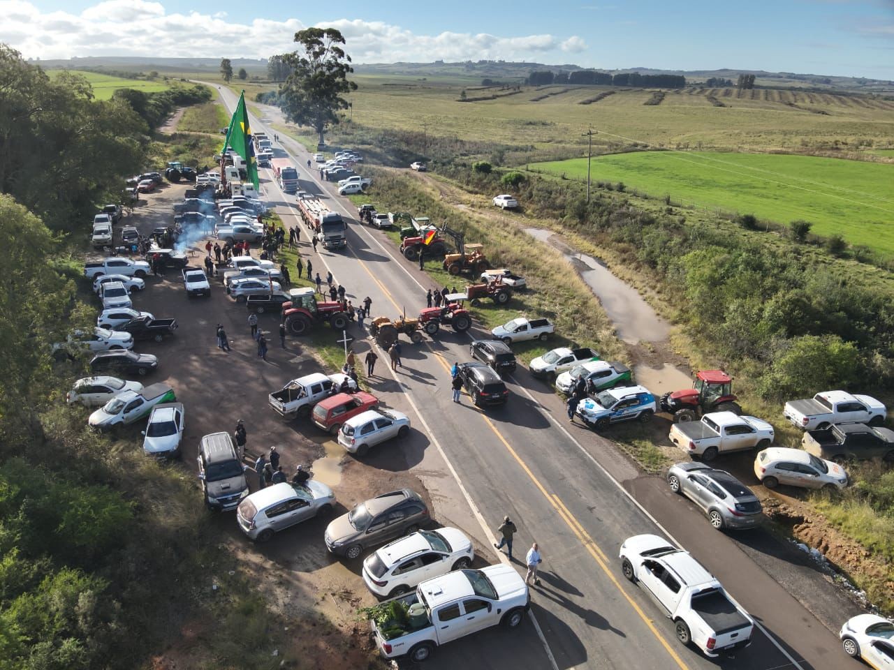 Produtores gaúchos protestam e bloqueiam estradas por soluções para o endividamento