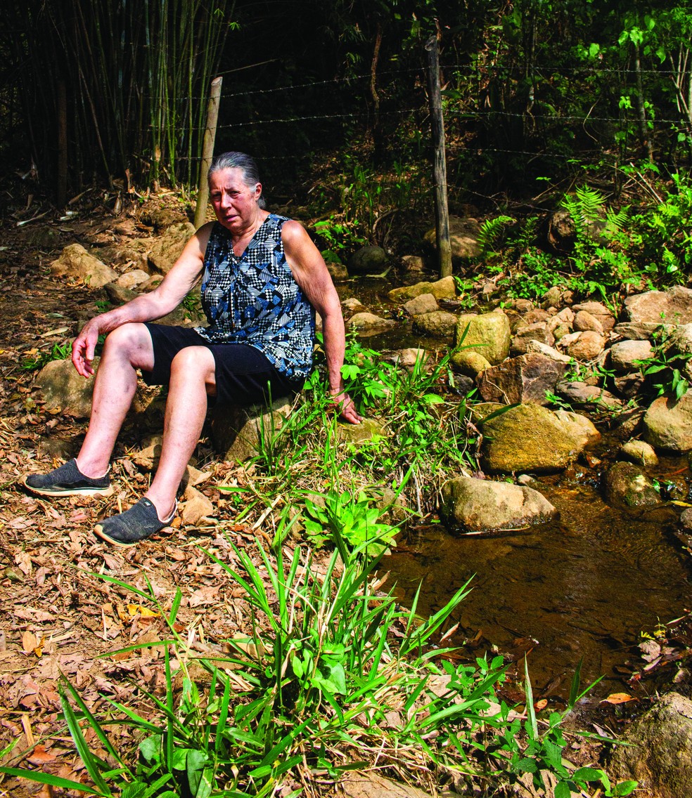 A pecaurista Olga de Oliveira Lima, de Extrema (MG): ela recebe pagamentos mensais da prefeitura pela preservação de nascentes em sua fazenda — Foto: Thiago Rodrigues