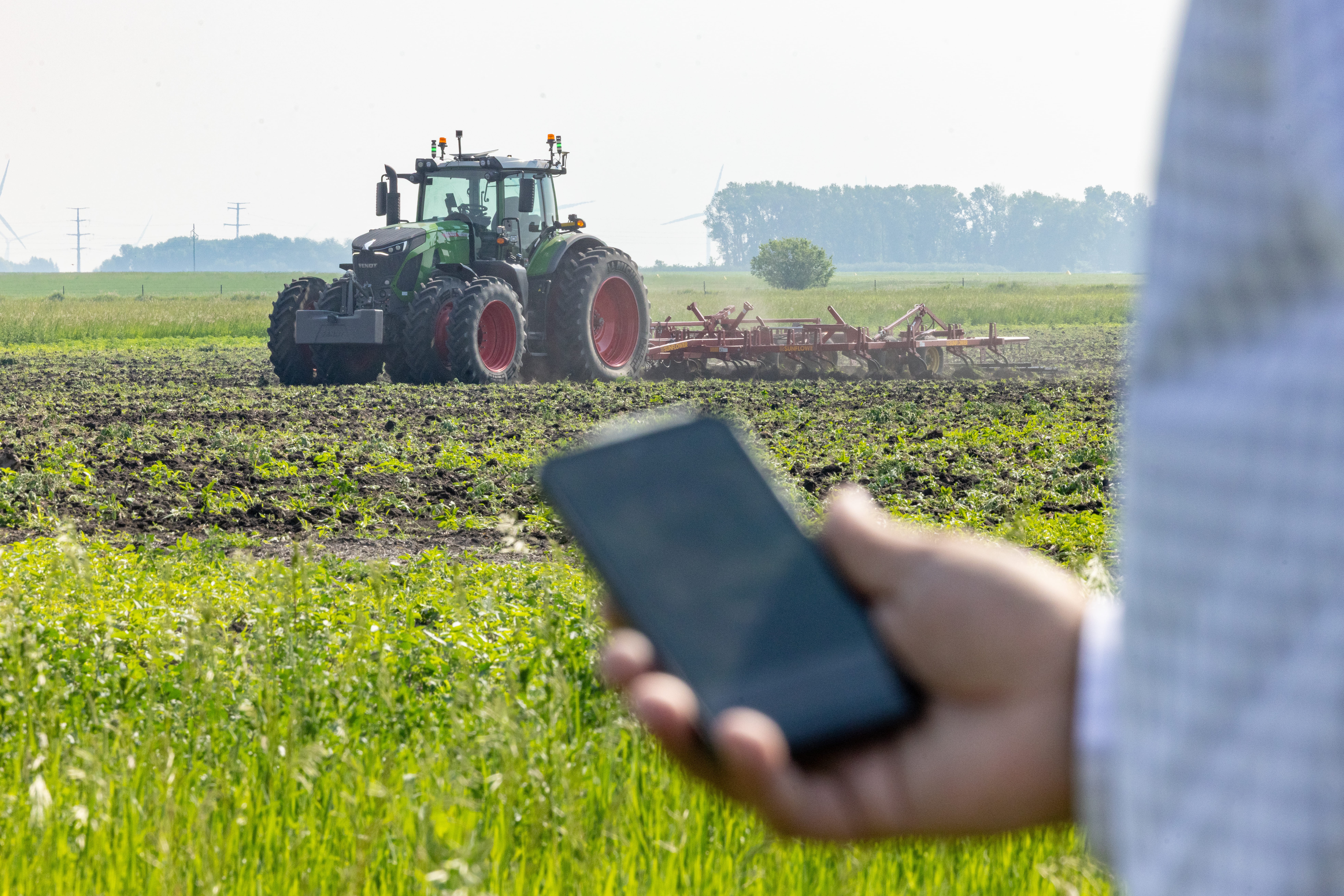 Chega ao Brasil o trator sem piloto e com comando por tablet