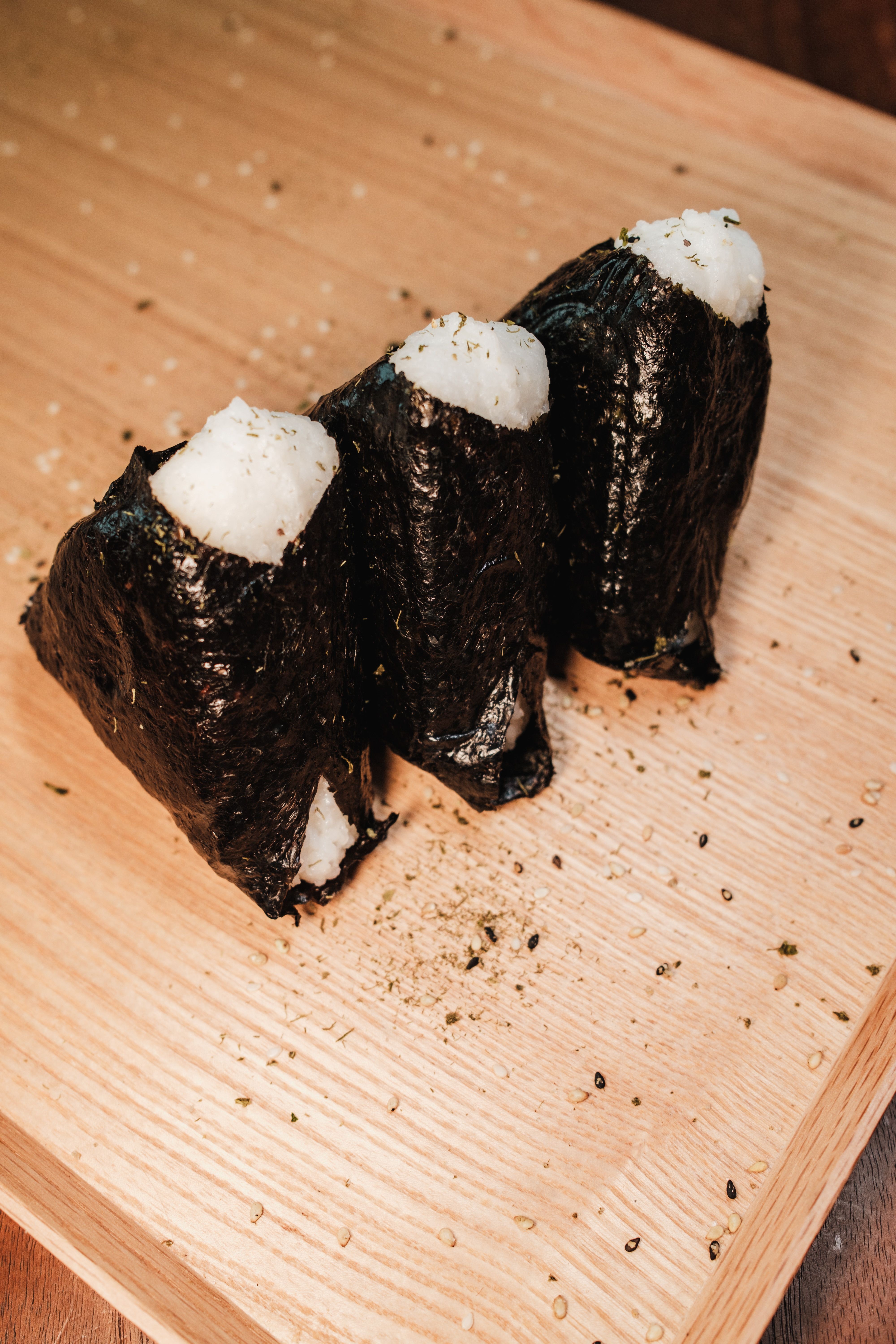 Viralizou nas redes sociais: como fazer onigiri de atum