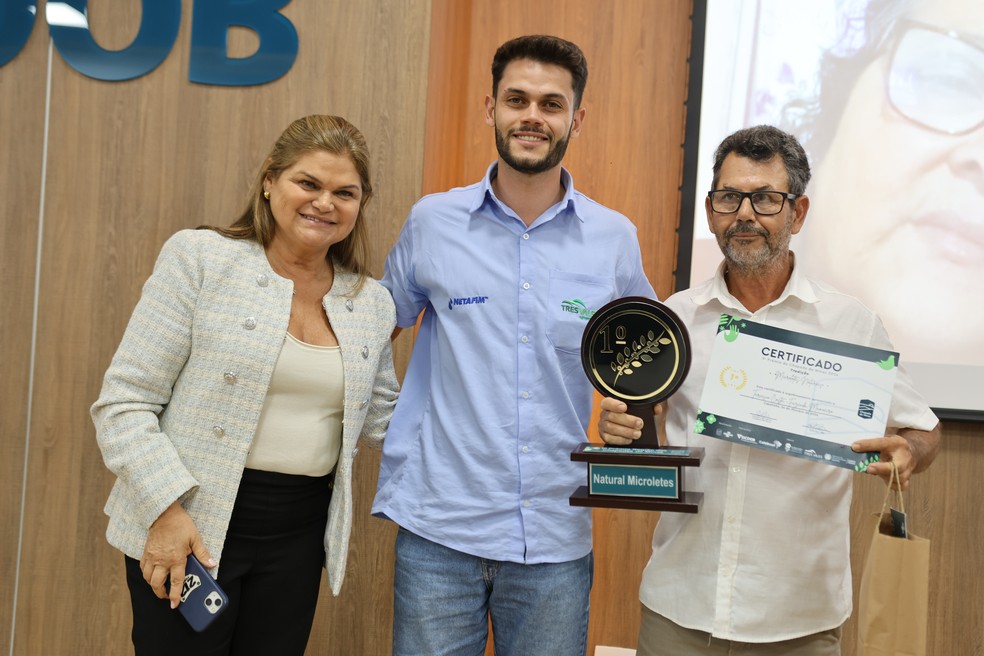Tarcisio Costa Barbosa (direita) é dono do sítio Marmoreio e campeão da categoria microlote natural até 20 hectares do 3º Prêmio Chapada de Minas — Foto: Sebrae Minas/Divulgação
