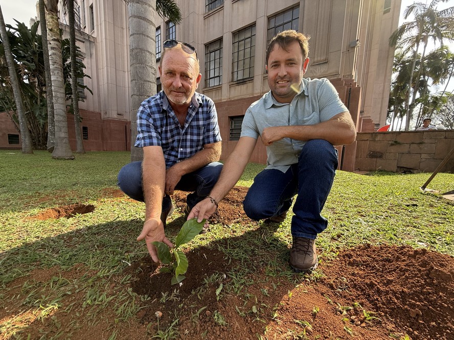 Talles Gabriel e Marcos Antônio Martins da Conceição são pai e filho pioneiros na retomada do plantio de café na região de Pindorama, oeste paulista