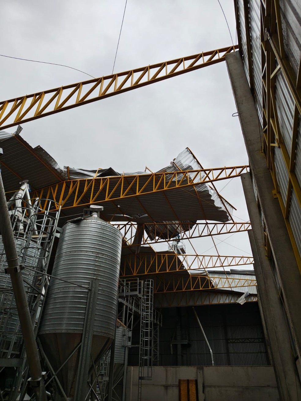 Estrutura danificada na f&aacute;brica de ra&ccedil;&atilde;o do produtor Meysson Vetorello &mdash; Foto: Arquivo pessoal