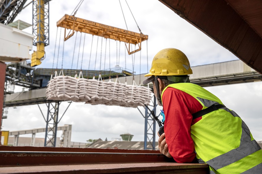 Exportadores estão com dúvidas sobre qual tarifa irá valer nos EUA; carga de 20 mil toneladas de açúcar será enviada sem saber qual será a cobrança no destino