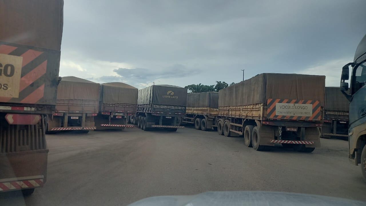 Escoamento de soja em Rondônia tem fila de 1,1 mil caminhões