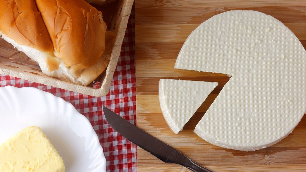 Queijo minas se caracteriza pela textura macia e úmida e pelo sabor suave e levemente salgado — Foto: Canva/Creative Commons