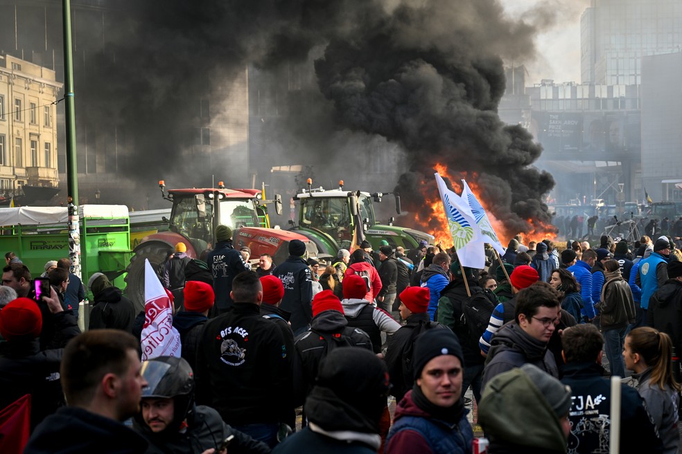Agricultores em Bruxelas protestam contra acordo com Mercosul — Foto: Getty Images