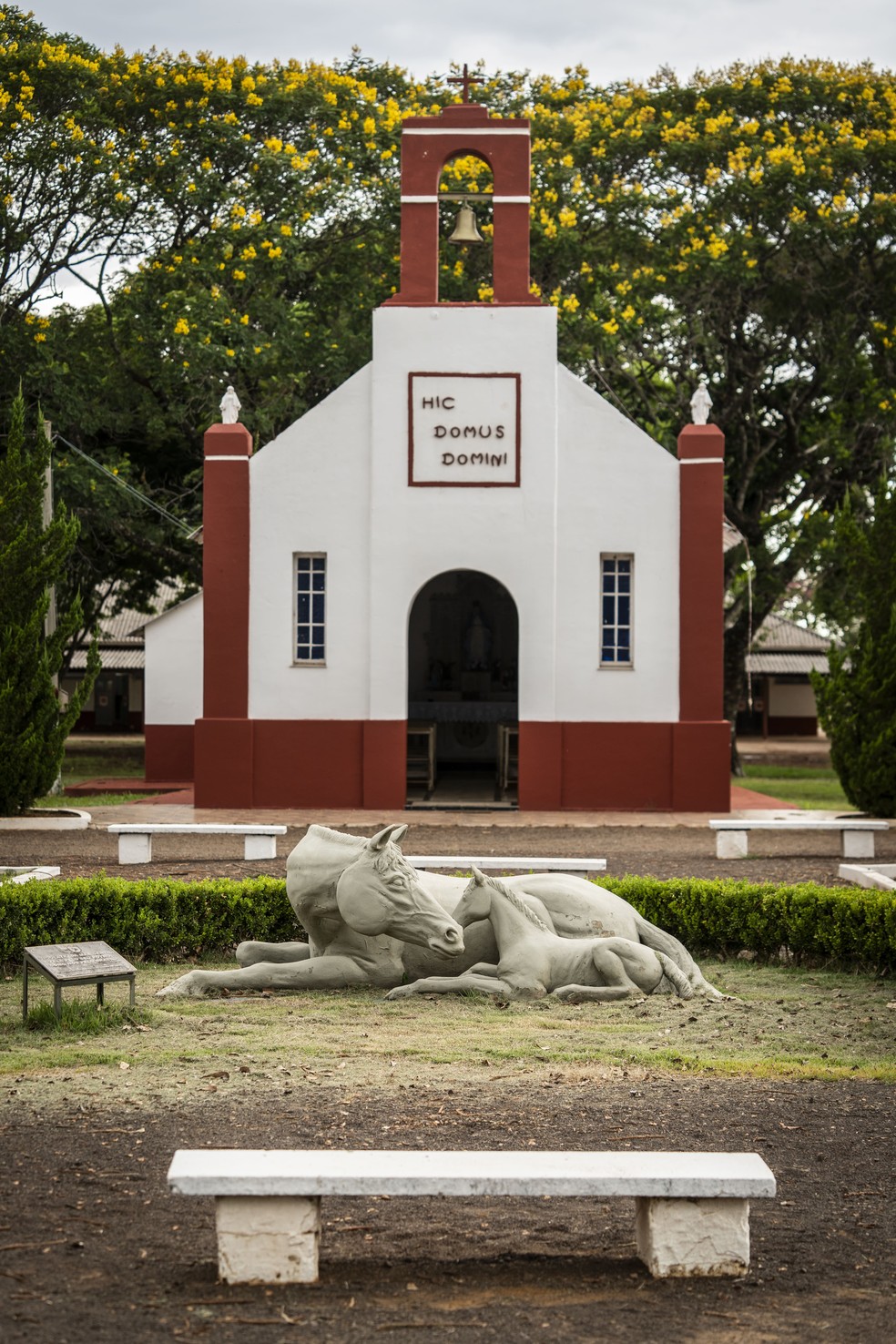 Estátua da "Égua Idolatrada" e capela histórica da Coudelaria de Rincão em São Borja (RS) — Foto: Marcelo Curia/Globo Rural