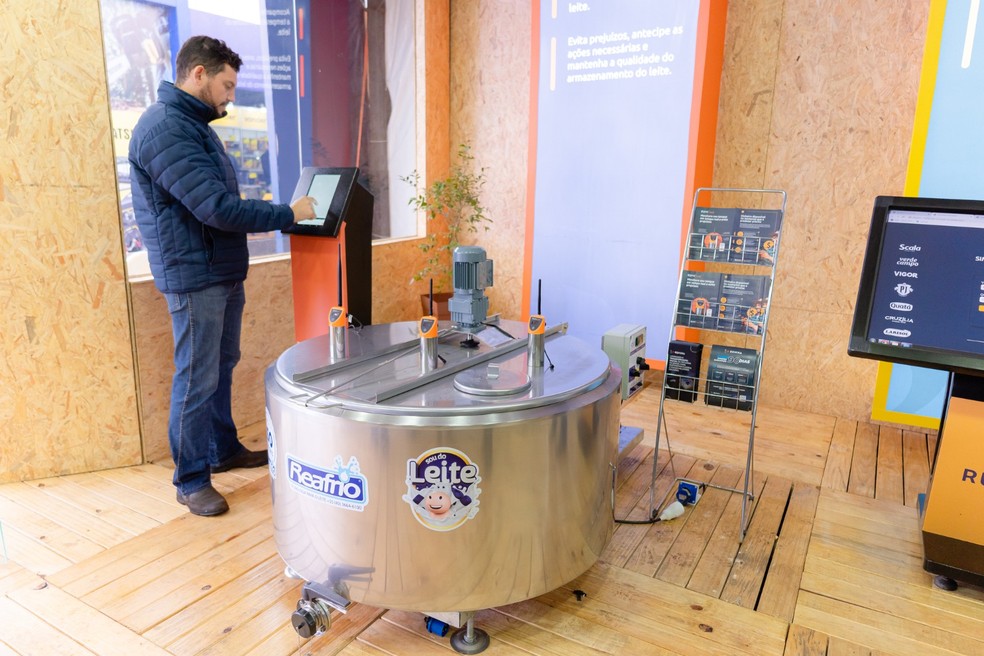 Sistema desenvolvido pela Rúmina faz o monitoramento do tanque de leite a distância e em tempo real, enviando alertas via celular  — Foto: Rúmina/Divulgação
