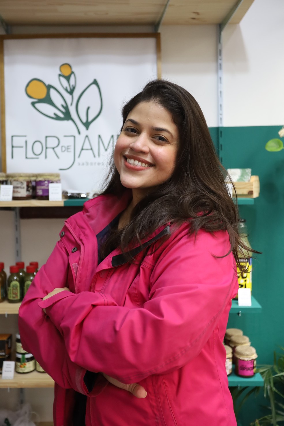 Carol Vilanova, sócia-fundadora da Flor de Jambu, conta com uma loja física em São Paulo, além do comércio online — Foto: Divulgação